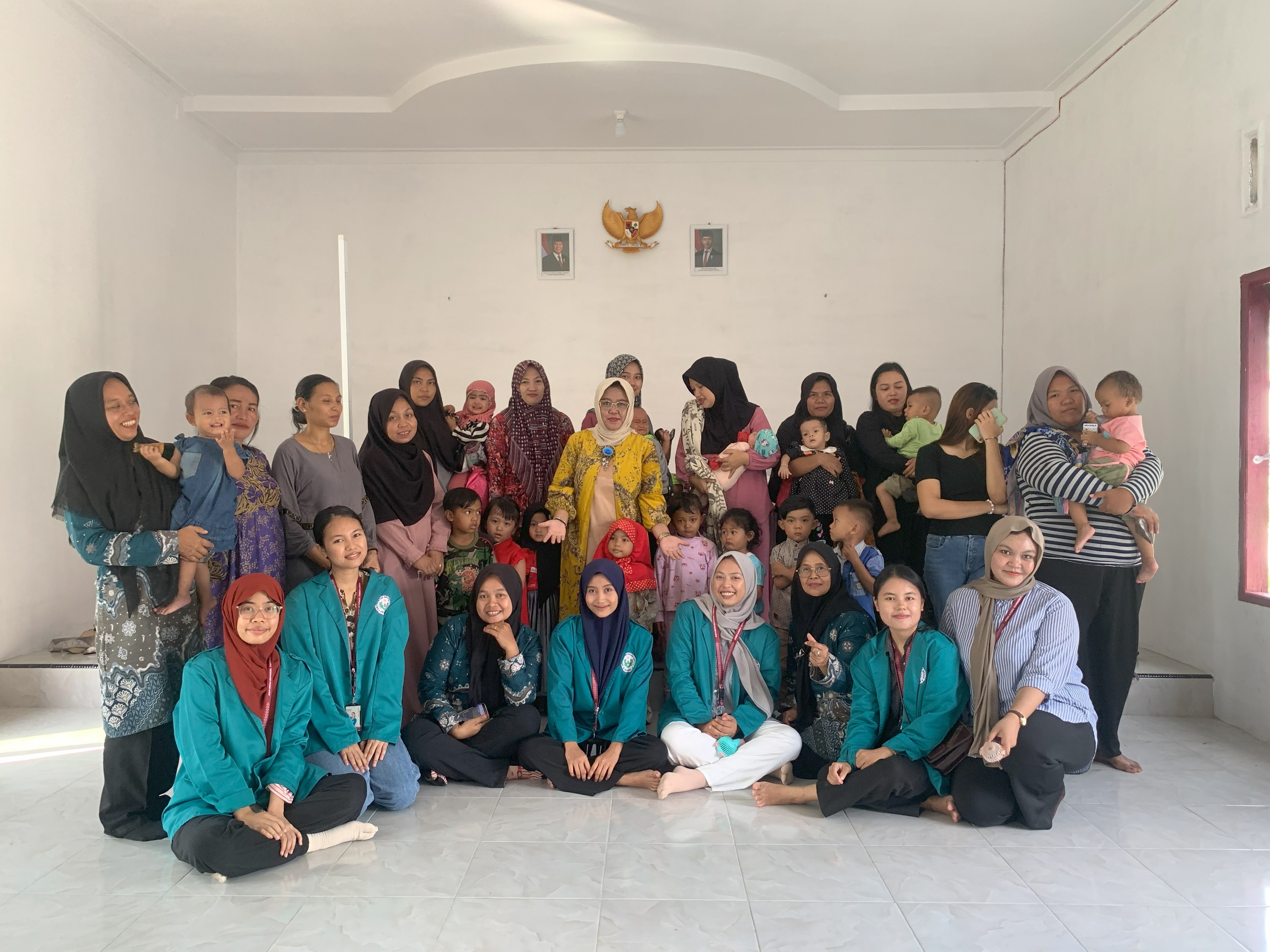 Foto bersama Mahasiswa KKN UNIMED 2025 dengan penyelenggara posyandu pada 24 Juli 2025